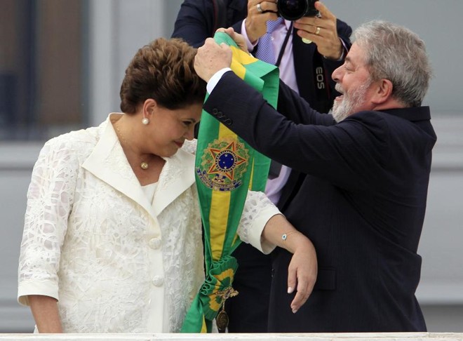 Dilma Rousseff recebe a faixa presidencial em janeiro de 2011 ao ser empossada presidente da República pelo antecessor, Luis Inácio Lula da Silva | Paulo Whitaker/ Reuters