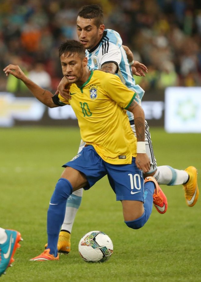Neymar em ação durante jogo amistoso contra a Argentina, em Pequim | EFE/EPA/HOW HWEE YOUNG