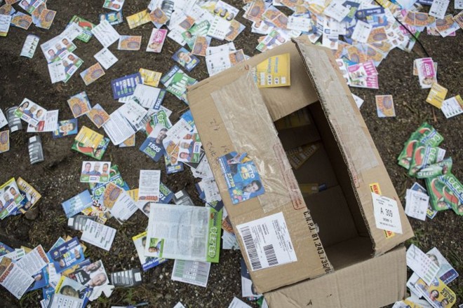 Caixas onde estavam acomodados os santinhos também foram abandonadas pela cidade | 