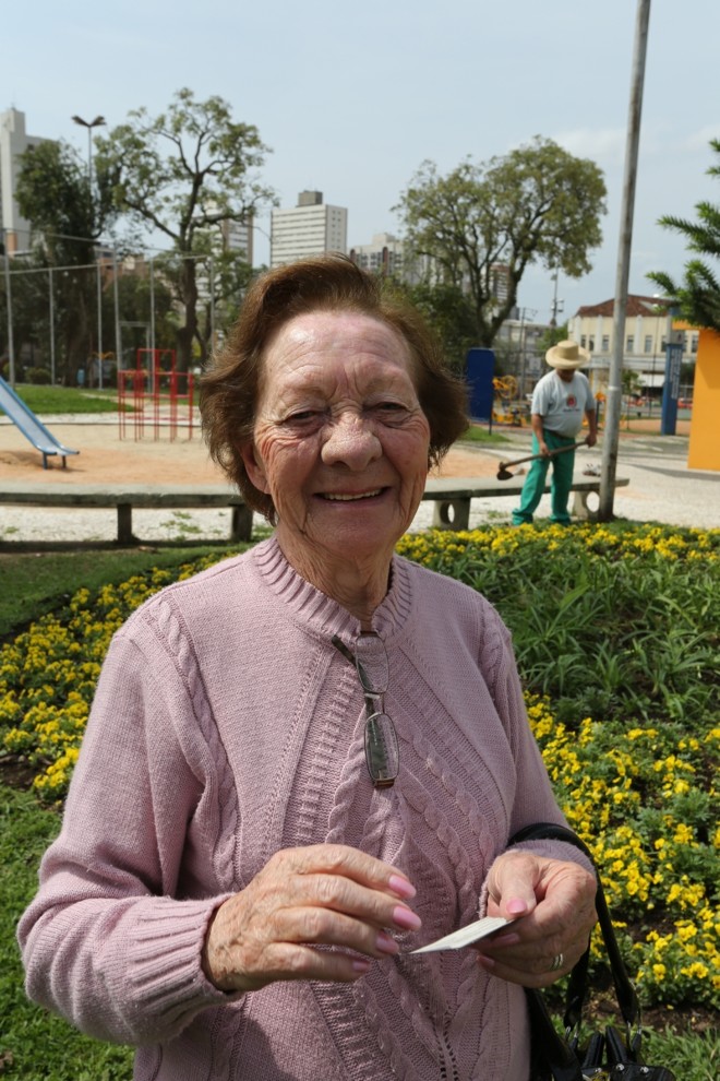 Atendimento bom- A professora aposentada Teresinha de Jesus Muller de Paula (foto), de 85 anos, frequenta há tempos a unidade da Ouvidor Pardinho. Moradora do Rebouças, é ali que ela faz o acompanhamento médico com uma clínica geral. Com problemas cardíacos, as consultas são frequentes. Ontem, ela esteve na unidade para tentar marcar um horário. Com dores no peito, ela precisou tirar várias chapas. Ela foi embora sem marcar a consulta, porque o resultado de um dos exames, feito no SUS, ainda não ficou pronto. Mas não reclama do atendimento.