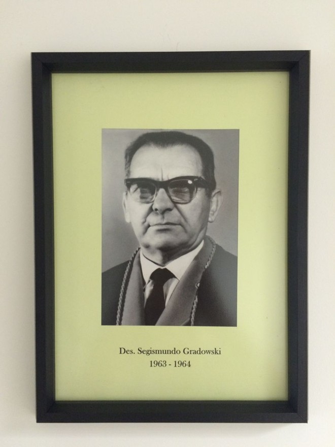Des. Segismundo GradowskiAinda como acadêmico, foi adjunto de promotor público em Colombo. Em 1925, foi nomeado juiz municipal de Colombo. Somente em 1928 após concurso, foi nomeado juiz de direito da comarca de Palmas. No magistério, lecionou a disciplina de direito comercial na Faculdade de Direito de Curitiba, sendo convidado para lecionar a mesma disciplina na Faculdade de Direito da Universidade Católica de Curitiba. Em novembro de 1951 foi nomeado para o cargo de desembargador do Tribunal de Justiça do Paraná. Assumiu a vice-presidência na gestão 1963 a 1964 e, em janeiro de 1967, foi eleito presidente do Tribunal de Justiça, e na Justiça Eleitoral, exerceu os cargos de presidente e vice-presidente. Aposentou-se em 9 de agosto de 1967, ao completar 70 anos de idade. Faleceu em fevereiro de 2000, em Curitiba. |