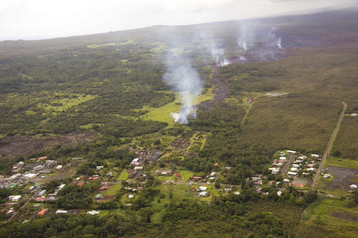 Imagem aérea mostra a aproximação da lava ao vilarejo no Havaí | Reuters/U.S. Geological Survey/Divulgação