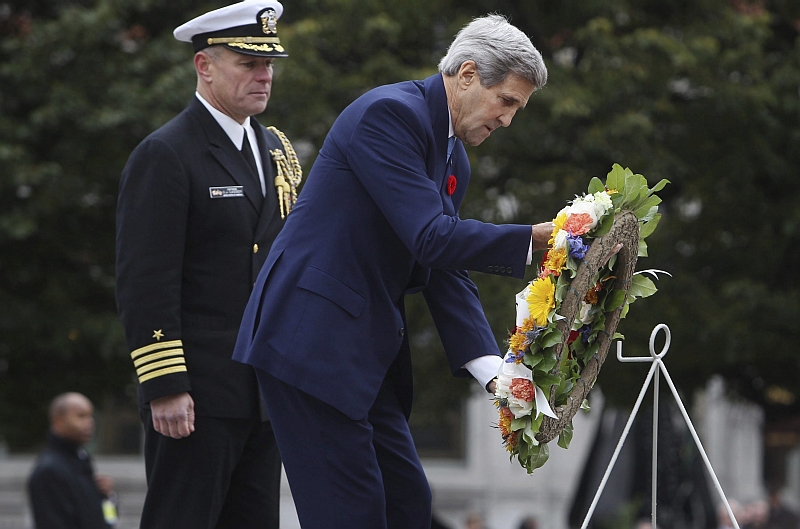 O secretário de Estado dos EUA, John Kerry, presta homenagem ao militar canadense acompanhado do capitão da marinha americana Charles J. Cassidy | EFE/Cole Burston