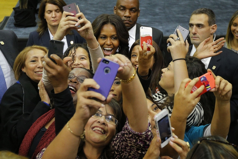 Primeira-dama Michelle Obama posa para foto em comício | Bryan Snyder/Reuters