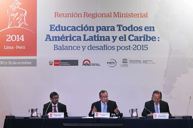 O sub-diretor geral de educação da UNESCO, Qian Tang; O ministro de Educação do Peru, Jaime Saavedra; e o delegado da Unicef, Jordan Naidoo | EFE/Paolo Aguilar
