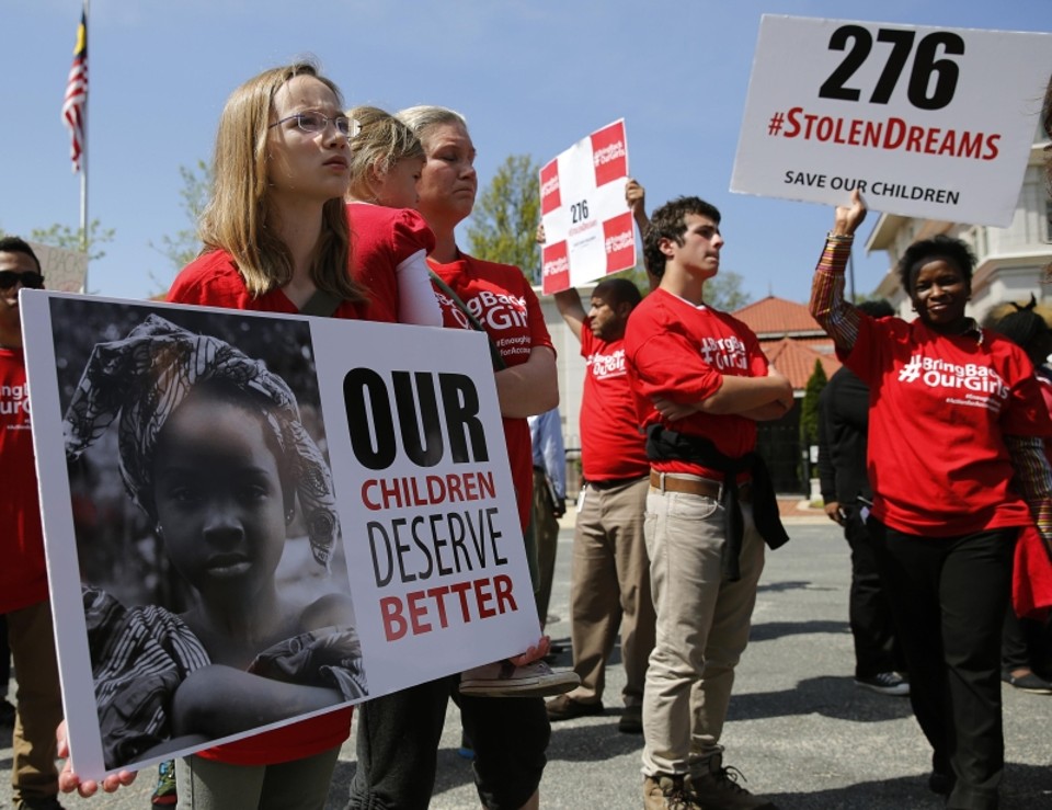 Pessoas protestam em Washington, em frente à embaixada da Nigéria, para que meninas sequestradas pelo Boko Haram, na Nigéria, sejam libertadas | REUTERS/Gary Cameron