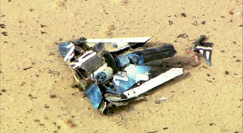 Foguete espacial da Virgin Galactic após a explosão | REUTERS/KNBC-TV