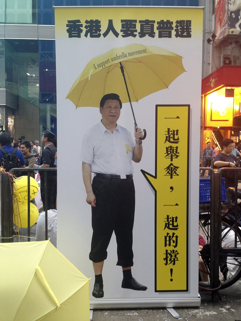 Guarda-chuva de Xi foi alterado: de preto para amarelo | Antonio Broto/Efe