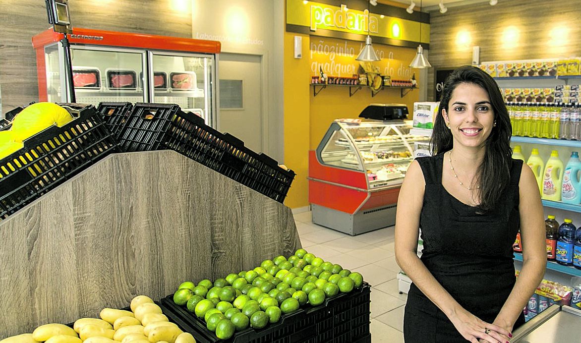 A professora Fabíola Paes no Laboratório de Varejo: estrutura permite simular teorias de marketing | Marcelo Andrade/Gazeta do Povo