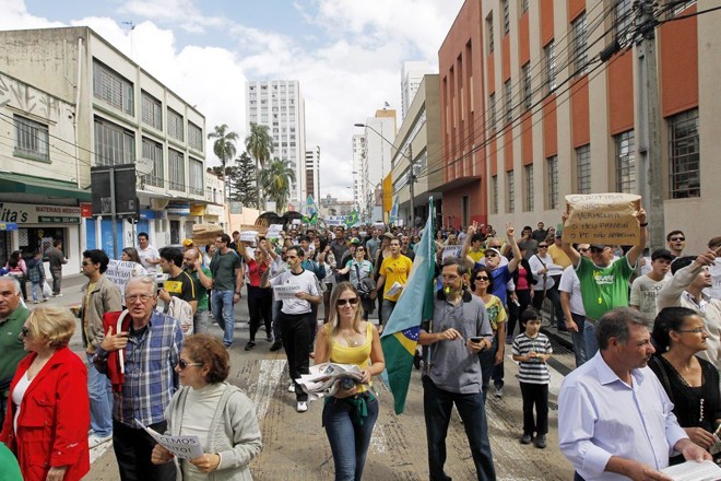 Protesto contra o governo do PT no Centro de Curitiba |