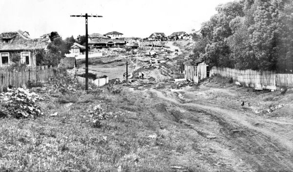 A prefeitura arruma o caminho que é o inicio da atual Avenida República Argentina e canaliza parte do Rio da Agua Verde. Ao fundo temos o espaço da atual Praça do Japão. Foto de 1939 |