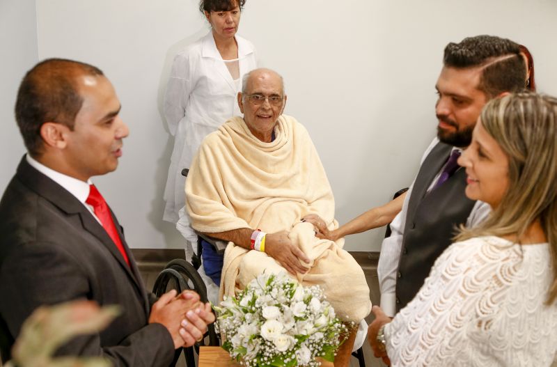 No hospital, Carlo acompanha o casamento do filho Luiz e da nora Michelle | Hugo Harada/Agência de Notícias Gazeta do Povo