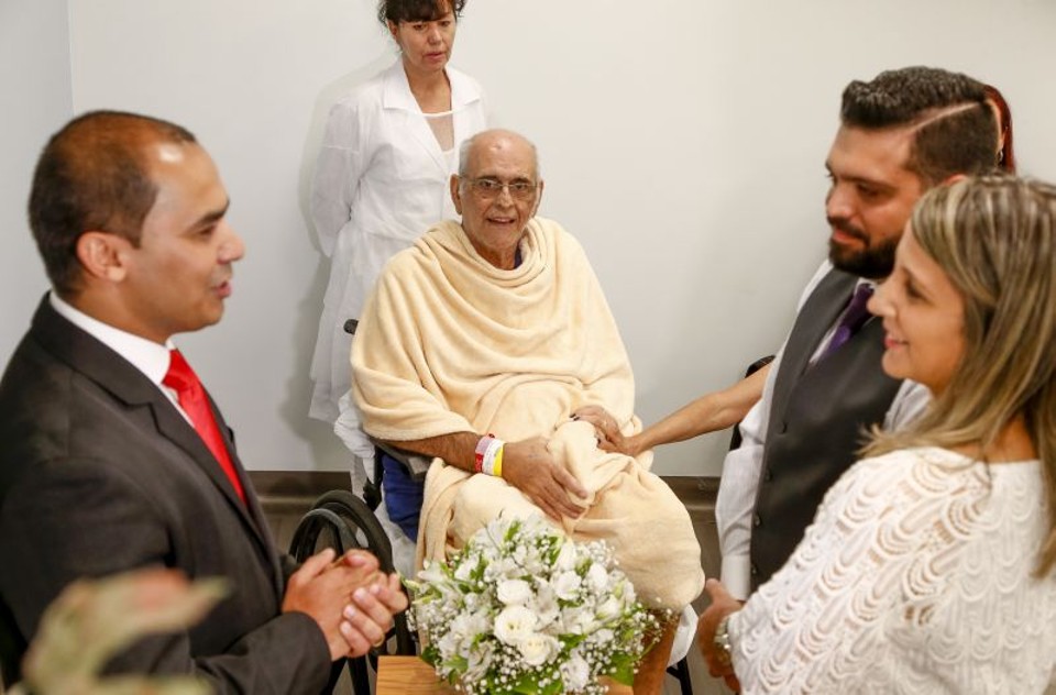 No hospital, Carlo acompanha o casamento do filho Luiz e da nora Michelle | Hugo Harada/Agência de Notícias Gazeta do Povo