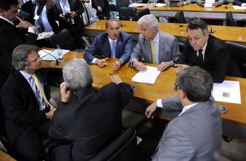 Deputados de oposição conversam durante a reunião da CPMI da Petrobras nessa terça-feira (18) | Lucio Bernardo Jr. / Câmara dos Deputados