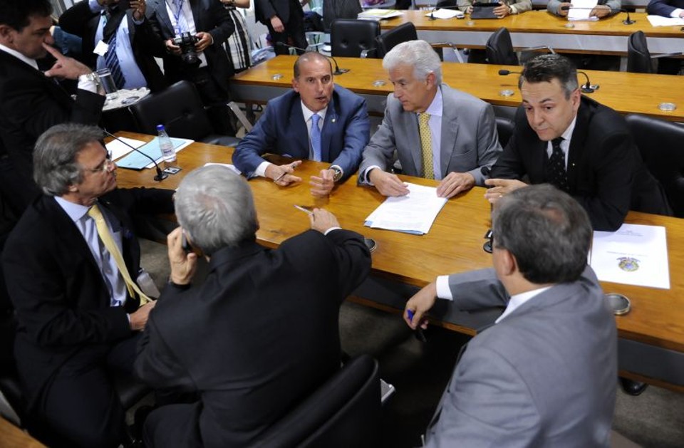 Deputados de oposição conversam durante a reunião da CPMI da Petrobras nessa terça-feira (18) | Lucio Bernardo Jr. / Câmara dos Deputados