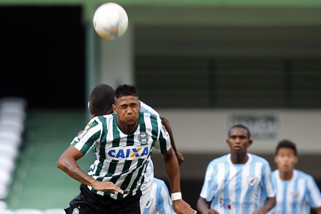 Atacante Douglas, do Coxa, leva perigo ao Londrina na decisão do Paranaense sub-20 |