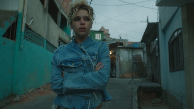 A catarinense Bruna Linzmeyer vive Amsterdã, a protagonista da trama |