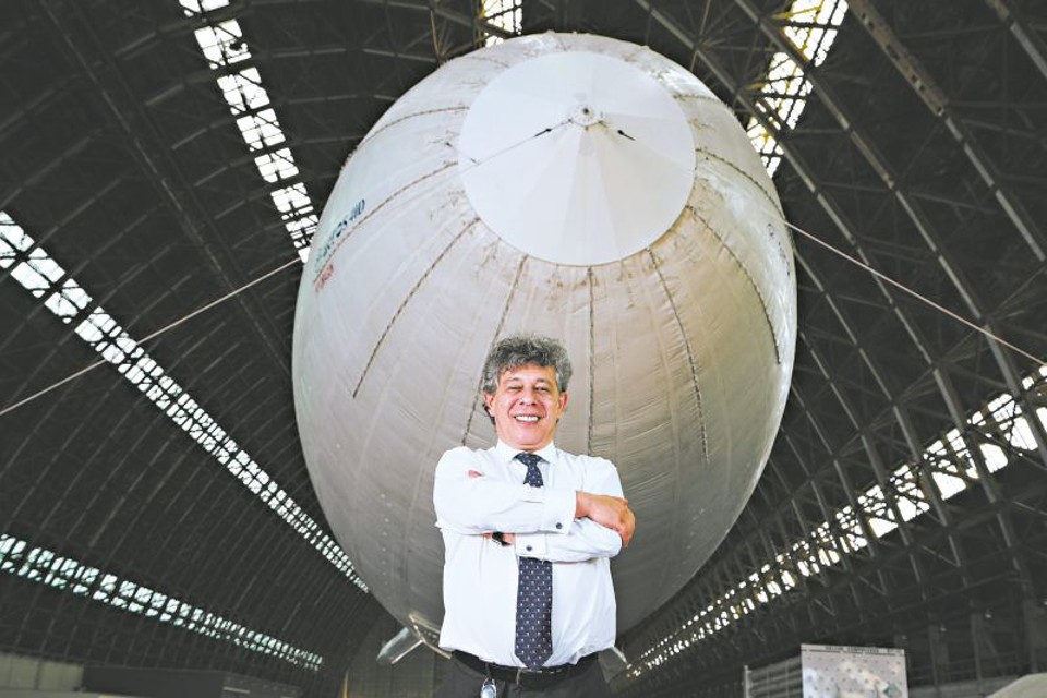 Igor Pasternak está trabalhando em um dirigível capaz de transportar 225 toneladas, que voa a 120 nós (222 km/h) e dispensa bases de atracação; acima, um modelo menor da aeronave | David Walter Banks para The New York Times