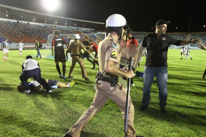 Chimbica caiu desacordado logo após levar um chute do jogador do Brasil de Pelotas. | 