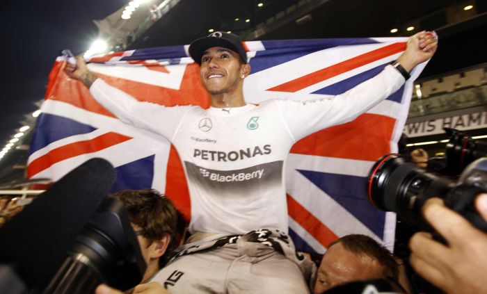 Hamilton comemora o bicampeonato na Fórmula conquistado no último domingo | Reuters
