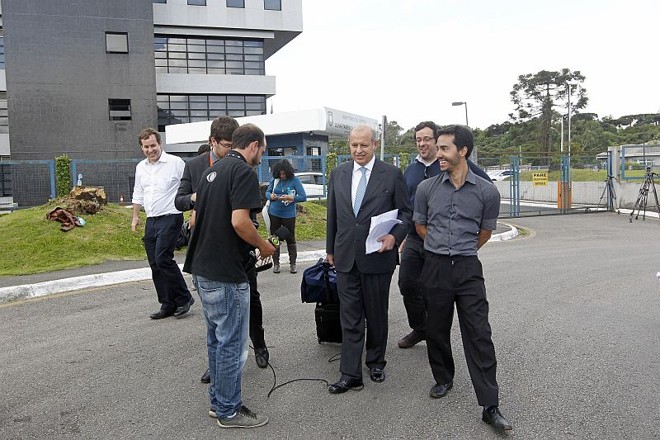 O advogado Alberto Toron, que representa cinco presos, é cercado por jornalistas na sede da PF em Curitiba neste sábado (15) | 