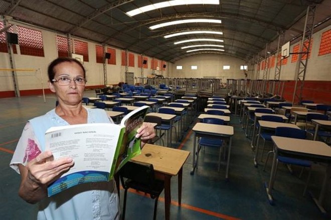 Irani Pregnolato, professora de português na Clotário Portugal: a cada chuva, a escola alaga novamente; o jeito é tentar dar aula para todos os alunos no ginásio coberto | 