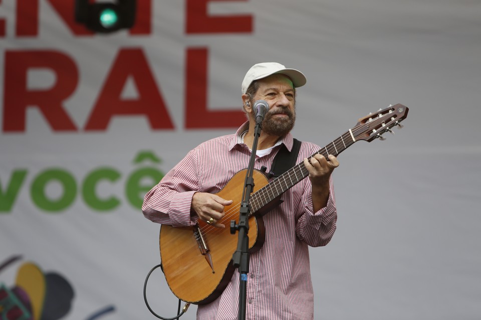 O cantor e violinista reuniu público expressivo em frente ao Paço da Liberdade. | Henry Milléo / Agência de Notícias Gazeta do Povo