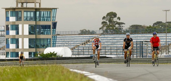 Para evitar acidentes nas rodovias, duas vezes por semana ciclistas treinam no Autódromo Internacional de Curitiba |