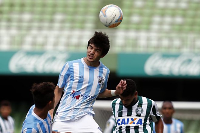 Meia Leonardo Ramos, do Londrina, cabeceia a bola na na decisão do Paranaense sub-20 com o Coritiba |