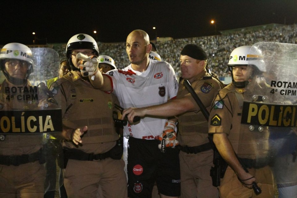 Eduardo Martini, goleiro do Brasil de Pelotas, saiu preso do gramado do Café. | Roberto Custódio/ Jornal de Londrina