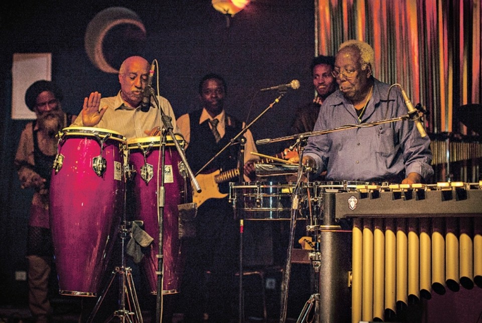 Mulatu Astatke, à esq., considerado o pai do ethio-jazz, às vezes se apresenta em seu clube African Jazz Village | Nichole Sobecki para The New York Times