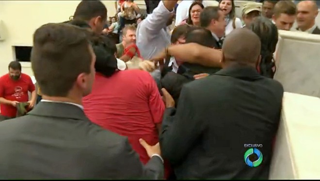 Confusão entre seguranças e professores nas galerias da Assembleia Legislativa |