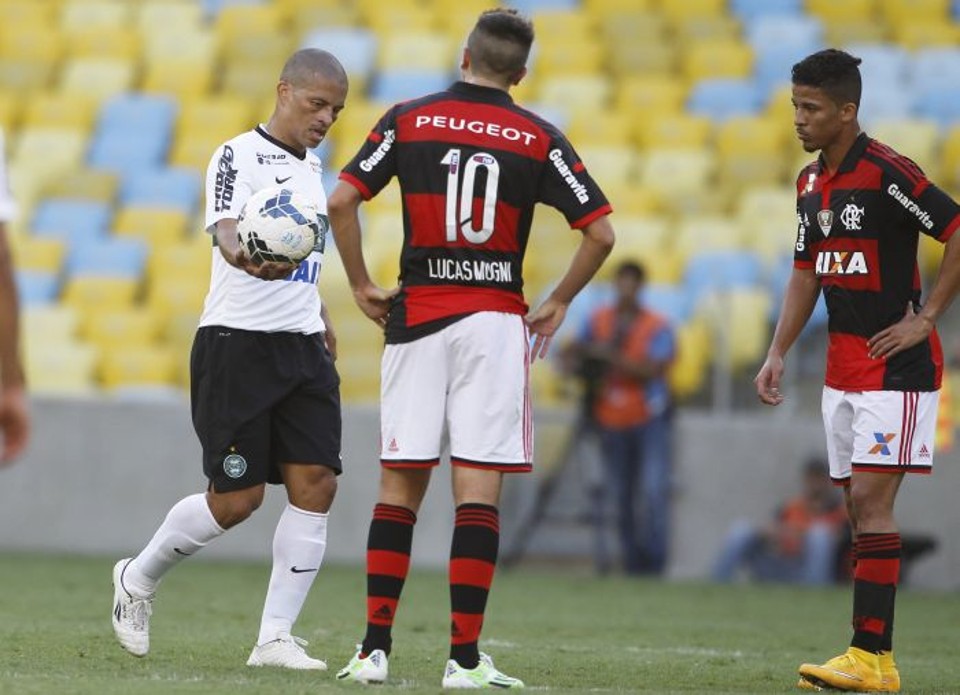 Alex entrega a bola a Mugni depois de o Coxa encostar no placar: reação no jogo não foi suficiente; resta acordar nas próximas rodadas | Fernando Souza/Agência O Dia