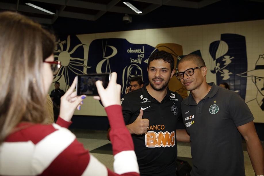 Torcedor Leonardo Vianna foi ao aeroporto e conseguiu uma foto com Alex | Felipe Rosa / Tribuna