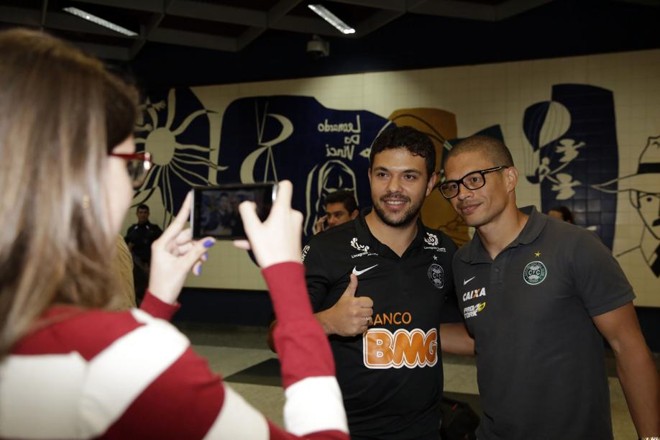 Torcedor Leonardo Vianna foi ao aeroporto e conseguiu uma foto com Alex | Felipe Rosa / Tribuna