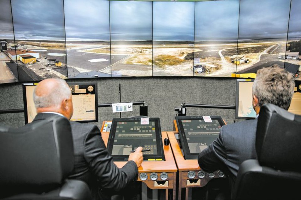 Telas de LCD no aeroporto de Sundsvall permitem uma visão de 360 graus da pista de Ornskoldsvik, a 160 km de distância | Casper Hedberg para The New York Times