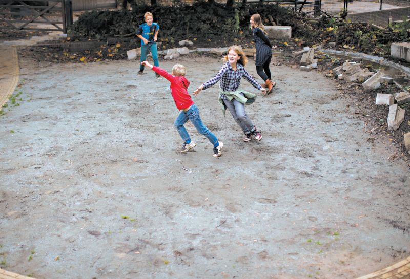 Crianças brincam em playground na Holanda revestido com olivina | Jasper Juinen para The New York Times