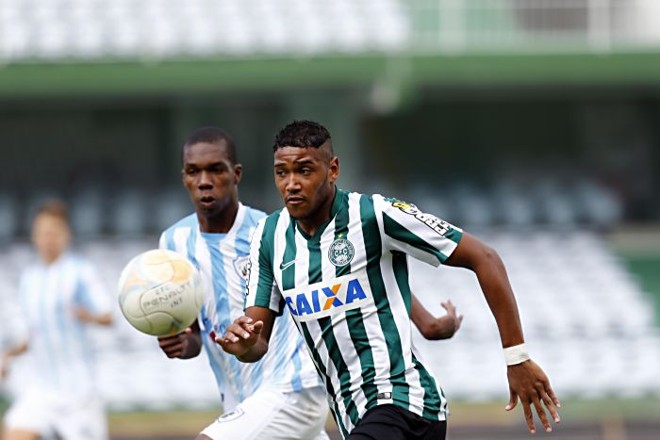 Atacante Douglas tenta puxar o contra-ataque do Coxa na decisão do Paranaense sub-20 com o Londrina |
