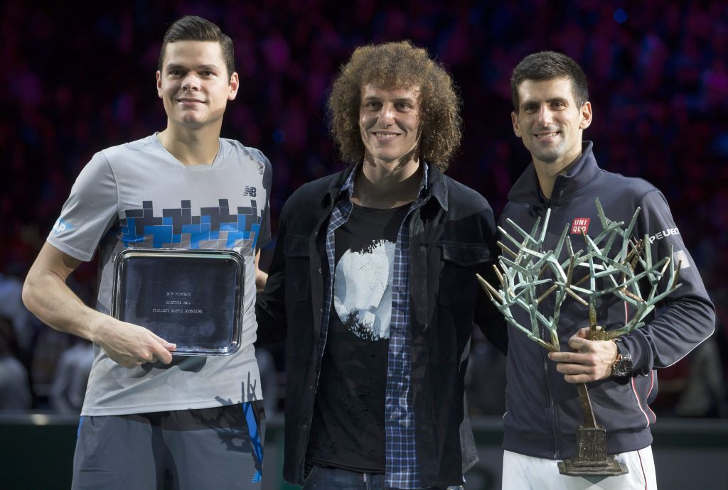 Novak Djokovic e Milos Raonic, finalistas em Paris, com o brasileiro David Luiz, zagueiro do PSG. | Ina Langdson/ EFE