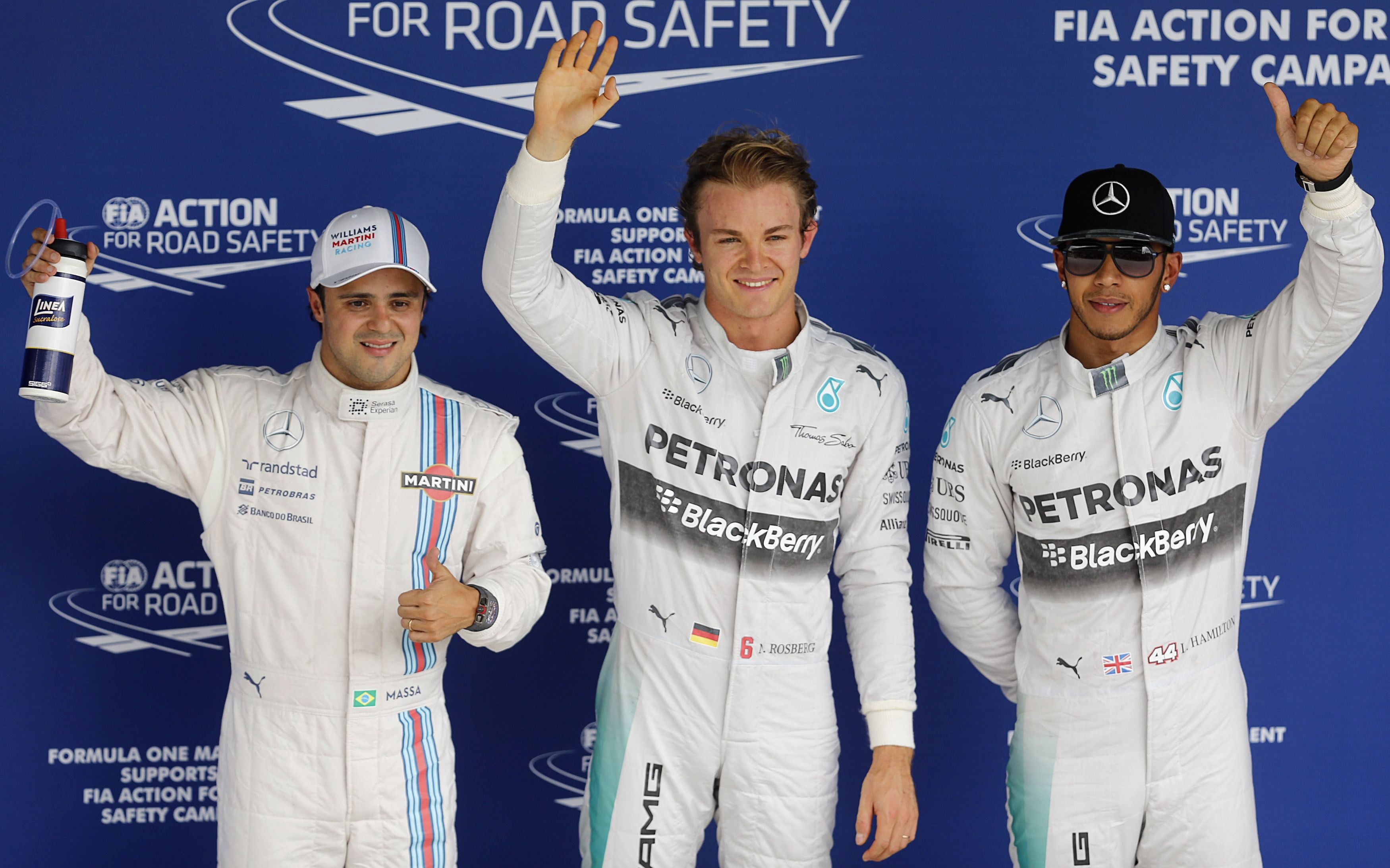 O brasileiro Felipe Massa, da Williams, o alemão Nico Rosberg, da Mercedes e o inglês Lewis Hamilton, também da Mercedes, acenam para o público após treino classificatório em Interlagos | REUTERS/Paulo Whitaker