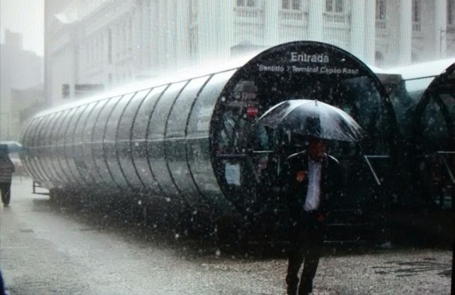 Chuva em Curitiba causa lentidão no trânsito, principalmente na Alameda Doutor Carlos de Carvalho | Agência de Notícias Gazeta do Povo