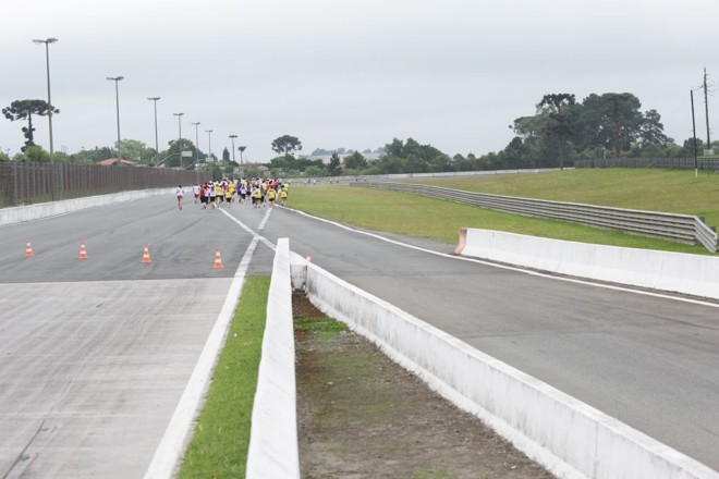 Acostumada a receber dragsters, monopostos e carros de turismo, a reta do AIC foi ocupada pelos corredores de rua. | 