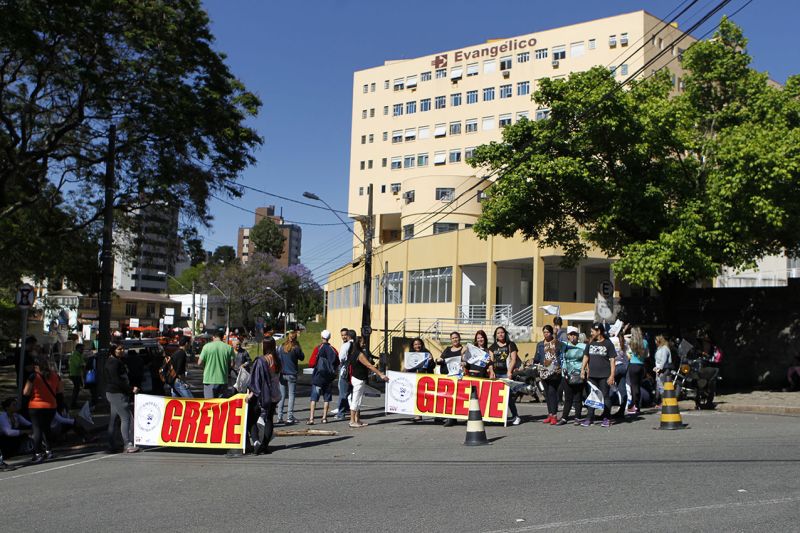 Segundo o sindicato, 240 trabalhadores aderiram à greve | Jonathan Campos/Gazeta do Povo