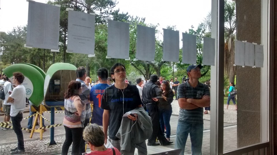 Estudante confere ensalamento no  Centro Politécnico. | André Rodrigues/Gazeta do Povo