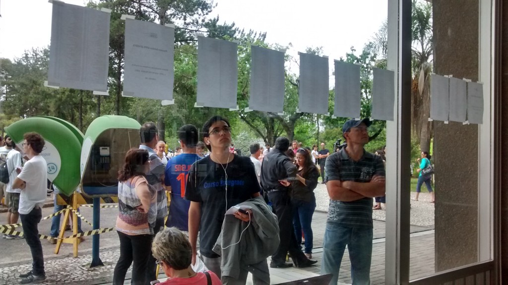 Estudante confere ensalamento no  Centro Politécnico.