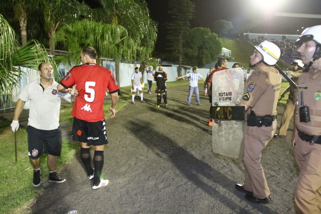 O massagista do Brasil de Pelotas foi detido por estar com um espeto de churrasco no banco de reservas. | 