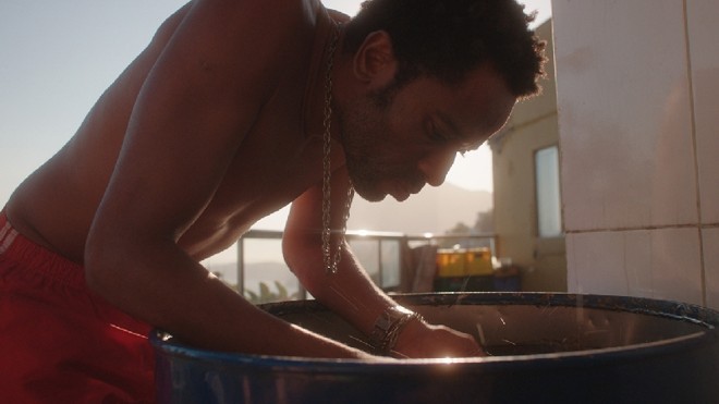 O ator Flávio Bauraqui em cena: mundos diferentes se encontram no Vidigal |