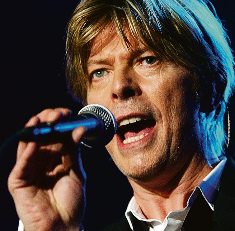 Bowie em 2002: última década foi marcada por reclusão | Reuters