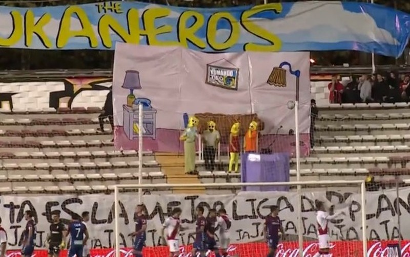Torcedores do Rayo Vallecano simulam o desenho animado Os Simpsons para reclamar dos jogos nas segundas-feiras | Reprodução / SporTV