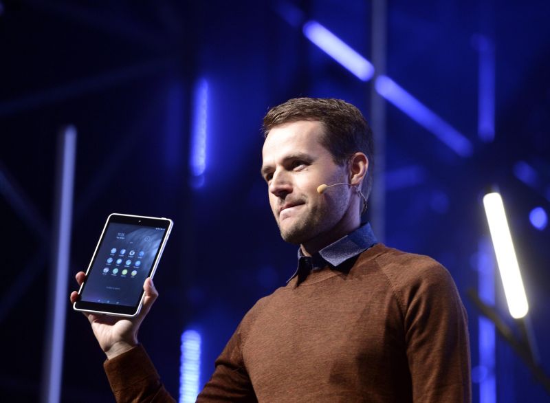 Sebastian Nystrom, chefe de produtos da Nokia apresenta o N1, novo tablet da empresa | Heikki Saukkomaa/Reuters